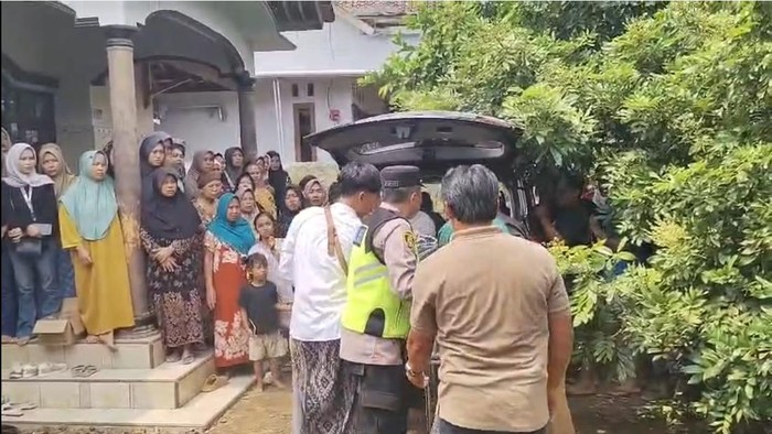 Evakuasi jenazah mahasiswa ITS NU di Pekalongan.