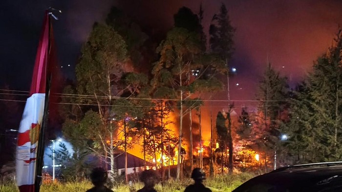 Massa bakar kantor pemeriahan di Puncak, Papua Tengah.