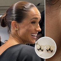 Aksesori yang paling mencuri perhatian adalah sepasang anting milik Putri Diana. Anting tersebut memiliki desain kupu-kupu dan pertama kali dikenakan Diana saat melakukan kunjungan resmi ke Kanada pada 1986. Setelah Diana meninggal pada 1997, sejumlah perhiasannya diwariskan kepada kedua putranya, Pangeran William dan Pangeran Harry. Anting kupu-kupu tersebut kemudian menjadi bagian dari koleksi Harry dan diberikan kepada Meghan.  Foto: dok. Instagram