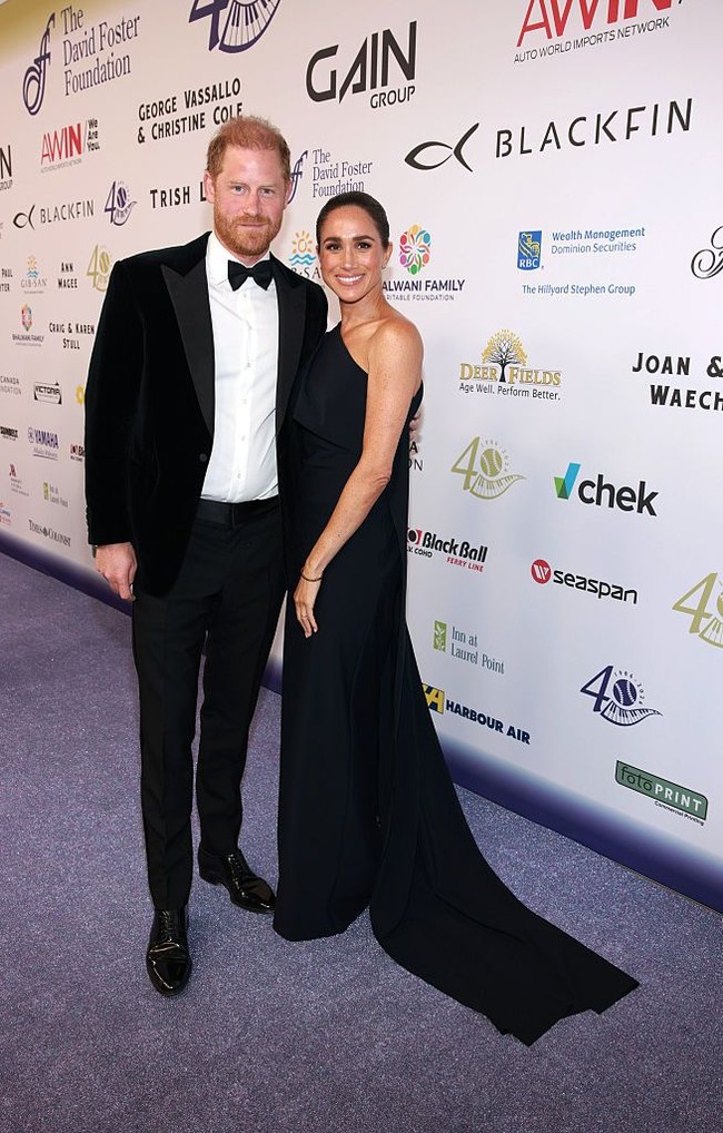 Untuk acara tersebut, Meghan memilih gaun hitam one-shoulder dari desainer Kanada, Greta Constantine. Ia melengkapi penampilannya dengan rambut disanggul rapi dan makeup bernuansa hangat. sementara Harry mengenakan tuxedo klasik lengkap dengan dasi kupu-kupu. Foto: The David Foster Foundation via /Vito Amati