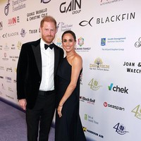 Untuk acara tersebut, Meghan memilih gaun hitam one-shoulder dari desainer Kanada, Greta Constantine. Ia melengkapi penampilannya dengan rambut disanggul rapi dan makeup bernuansa hangat. sementara Harry mengenakan tuxedo klasik lengkap dengan dasi kupu-kupu. Foto: The David Foster Foundation via /Vito Amati