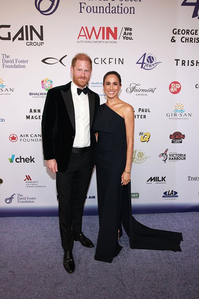 Meghan dan Pangeran Harry menghadiri gala untuk merayakan 40 tahun David Foster Foundation di  British Columbia, Kanada pada Jumat (7/8/2026). Kemunculan mereka menjadi sorotan karena pasangan ini cukup jarang tampil bersama di karpet merah.  Foto: The David Foster Foundation via /Vito Amati