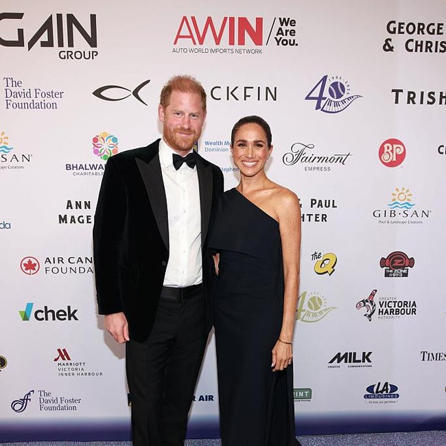 Meghan Markle Pakai Anting Putri Diana Saat Momen Langka dengan Pangeran Harry