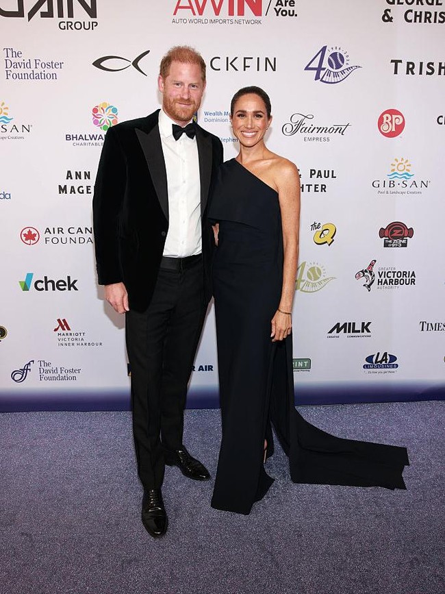 Meghan Markle Pakai Anting Putri Diana Saat Momen Langka dengan Pangeran Harry