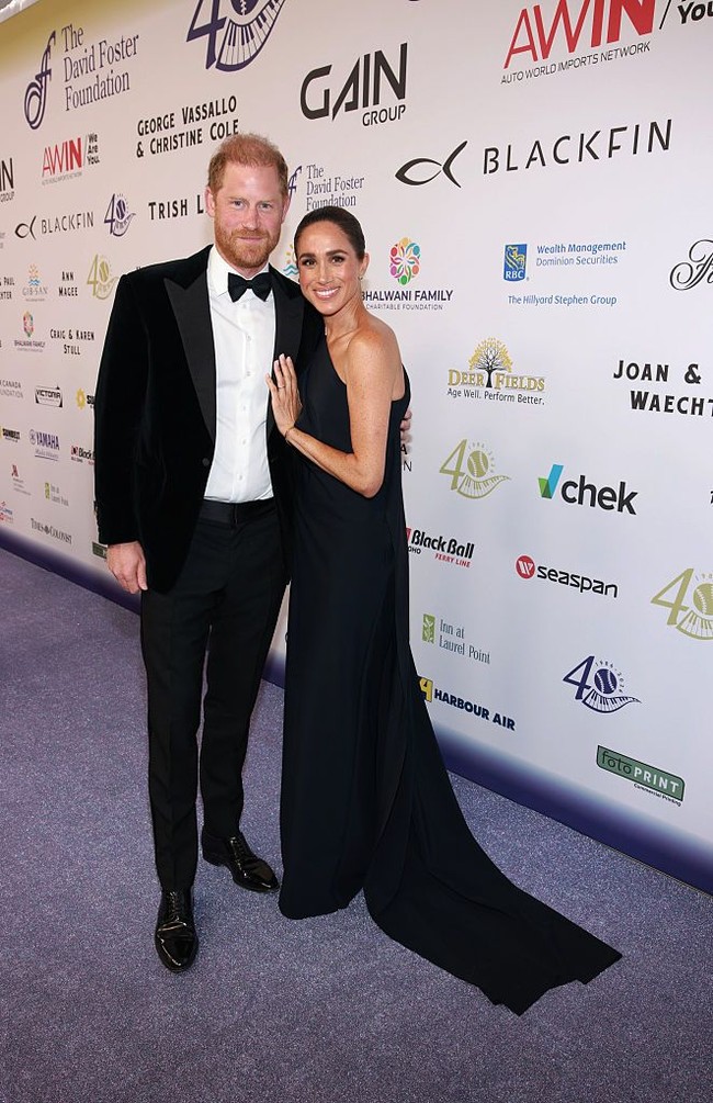 Meghan Markle tampil elegan sekaligus membawa sentuhan emosional saat menghadiri acara bersama Pangeran Harry di Kanada. Dalam momen langka tersebut, Meghan terlihat mengenakan anting berlian dan safir berbentuk kupu-kupu yang pernah menjadi milik mendiang Putri Diana. Foto: The David Foster Foundation via /Vito Amati