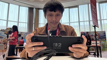 Setelah pengumuman, para tamu undangan dipersilakan untuk menjajalkan konsol genggam mereka. Di sini, detikINET mencoba generasi terbarunya Nintendo Switch 2. Foto: Panji Saputro/detikINET