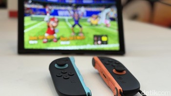 Joy-Con di sisi kanan dan kiri Nintendo Switch 2 juga bisa dilepas seperti pendahulunya. Fungsinya pun serupa, sebagai kontroler dalam menggerakkan karakter di dalam permainan. Di sini, dua Joy-Con tersebut bisa dijadikan dua kontroler untuk dimainkan dua orang berbeda. Foto: Panji Saputro/detikINET