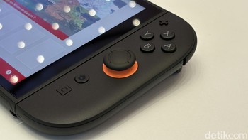 Layanya yang lebih besar membuat ukuran Joy-Con Nintendo Switch 2 ikut berubah. Proses pengaitan Joy-Con pun tidak lagi slider, melainkan  magnetic. Foto: Panji Saputro/detikINET