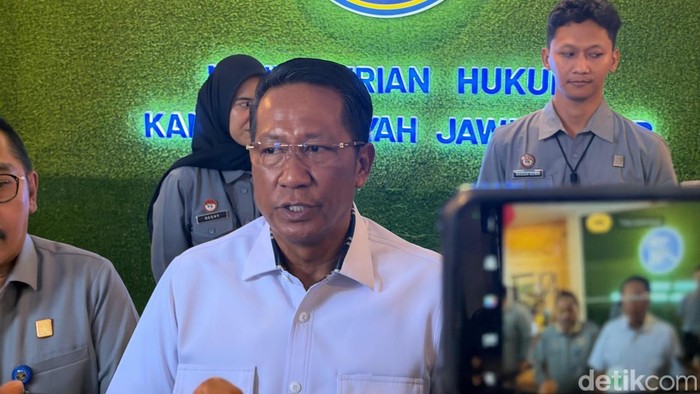 Menteri Hukum Supratman Andi Agtas saat di Kantor Kementerian Hukum Wilayah Jatim, Surabaya
