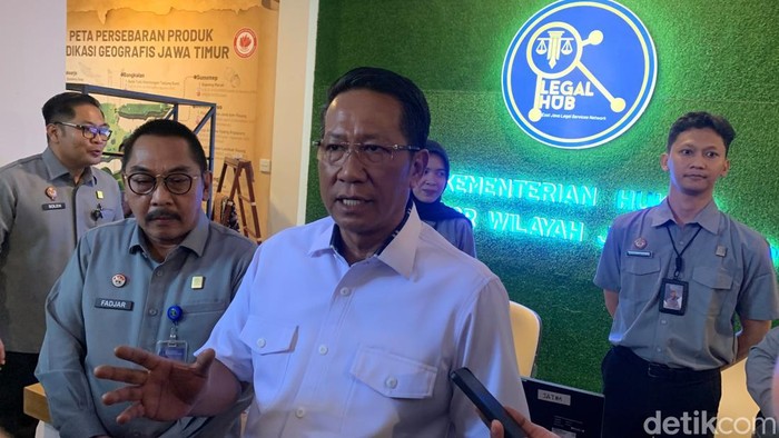 Menteri Hukum Supratman Andi Agtas saat di Kantor Kementerian Hukum Wilayah Jatim, Surabaya