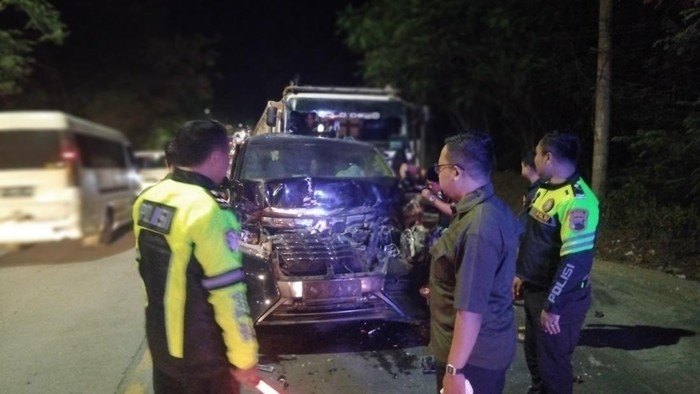 Mobil Alphard yang ditumpangi Kiai Anwar Zahid kecelakaan di Bojonegoro