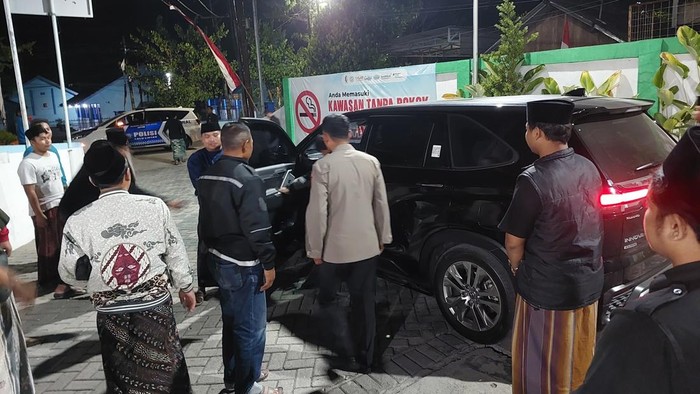 Mobil Alphard yang ditumpangi Kiai Anwar Zahid kecelakaan di Bojonegoro