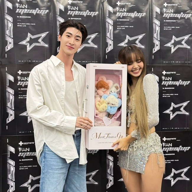 Tak hanya dikenal sebagai penggemar Lisa BLACKPINK, Blue Pongtiwat menjadi sahabat bagi idolanya. Ia mengungkap bahwa Lisa banyak membantunya saat debut sebagai penyanyi solo pada 2025, dengan masukan soal koreografinya. Foto: Instagram