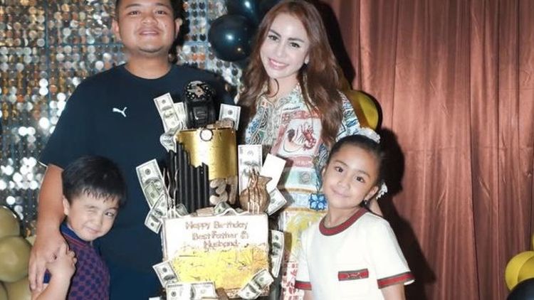 Rayakan Ultah Suami, Momo Eks Geisha Bikin Pesta Makan-makan di Rumah