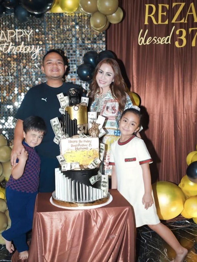 Rayakan Ultah Suami, Momo Eks Geisha Bikin Pesta Makan-makan di Rumah
