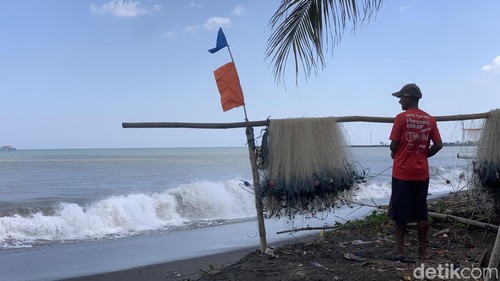 Nelayan di Kecamatan Gerung, Lombok Barat tidak bisa melaut selama sepekan terakhir akibat cuaca buruk, Selasa (11/8/2026).