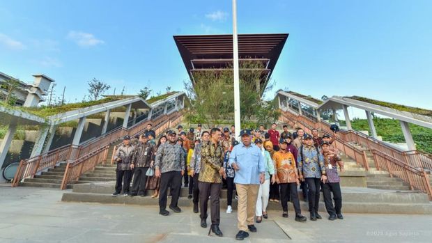 Otorita Ibu Kota Nusantara (IKN) menerima kunjungan Gubernur Jawa Tengah Ahmad Luthfi beserta jajaran Bupati dan Wakil Bupati se-Jawa Tengah dalam rangka membahas potensi kolaborasi dan peluang investasi di IKN. Audiensi yang berlangsung pada Kamis (06/08/2026). (Dok. OIKN)