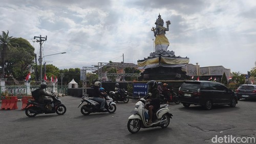 Panggung Bulfes di kawasan Zona C area Catus Pata Singaraja mulai dipasang, Selasa (11/8/2026). (Foto: Made Wijaya Kusuma/detikBali)