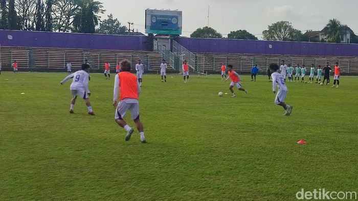 Para pemain yang mengikuti seleksi skuad PSGC Ciamis berlatih di Stadion Galuh