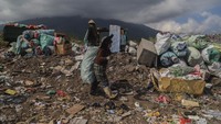 Kebijakan ini untuk memperluas akses jaminan sosial ketenagakerjaan bagi pekerja informal sektor persampahan.ANTARA FOTO/Andri Saputra  