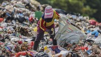 Pemulung memilah sampah plastik di tempat pembuangan akhir (TPA) di Ternate, Maluku Utara, Selasa (11/8/2026). Aktivitas tersebut menjadi bagian dari keseharian pekerja informal sektor persampahan. ANTARA FOTO/Andri Saputra