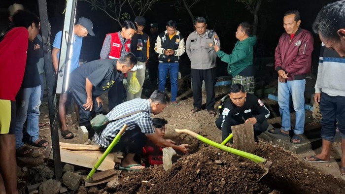 Pemakaman bayi yang sempat dikubur di rumah warga Mojokerto