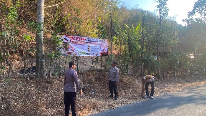 Pemasangan spanduk imbauan antisipasi Karhutla oleh Polres Blitar Kota