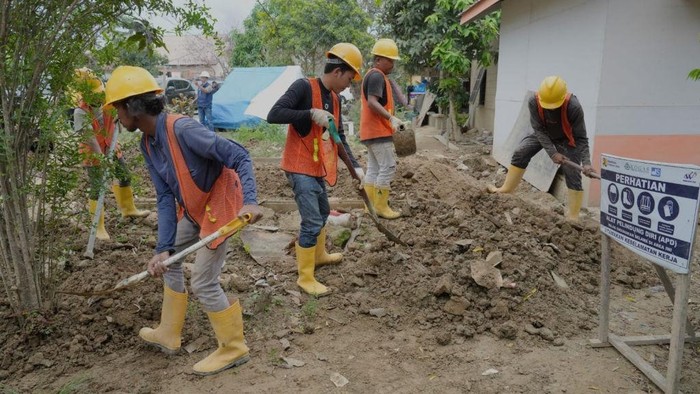 Pembersihan lumpur bencana di Aceh (Foto: Kementerian PU)