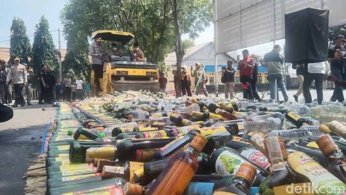 Pemusnahan miras hasil razia Polres Majalengka, Selasa (11/8/2026)