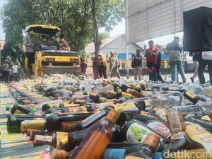 Bupati Majalengka Jadi Masinis Stoom, Lindas Ribuan Botol Miras