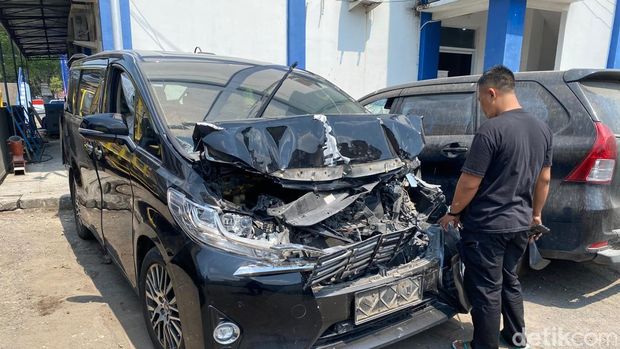 Penampakan Alphard Kiai Anwar Zahid usai kecelakaan di Bojonegoro Penampakan Alphard Kiai Anwar Zahid usai kecelakaan di Bojonegoro