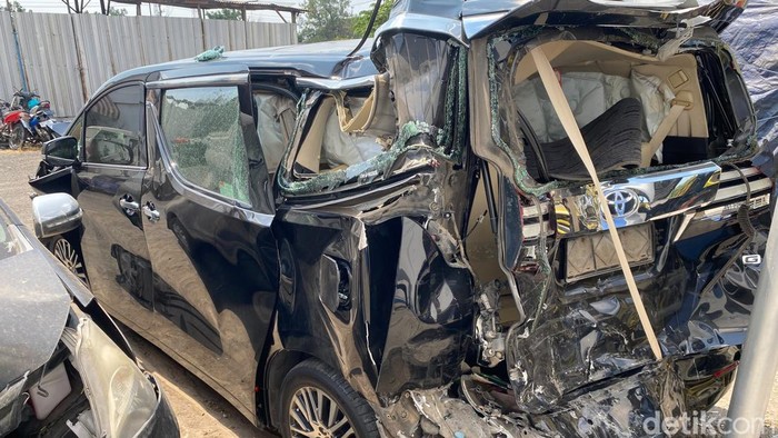 Penampakan Alphard Kiai Anwar Zahid usai kecelakaan di Bojonegoro