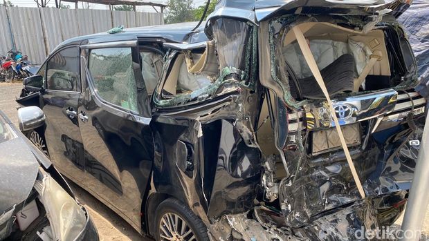 Penampakan Alphard Kiai Anwar Zahid usai kecelakaan di Bojonegoro Penampakan Alphard Kiai Anwar Zahid usai kecelakaan di Bojonegoro