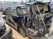 7 Fakta Alphard Kiai Anwar Zahid Ringsek Ditabrak Trailer di Bojonegoro