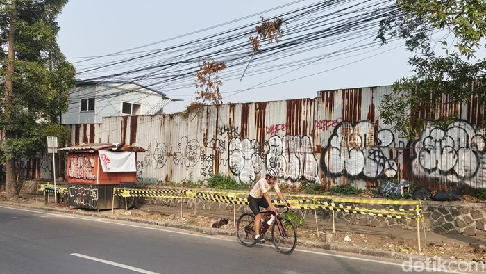 Penebangan pohon ilegal di Jalan Dago.