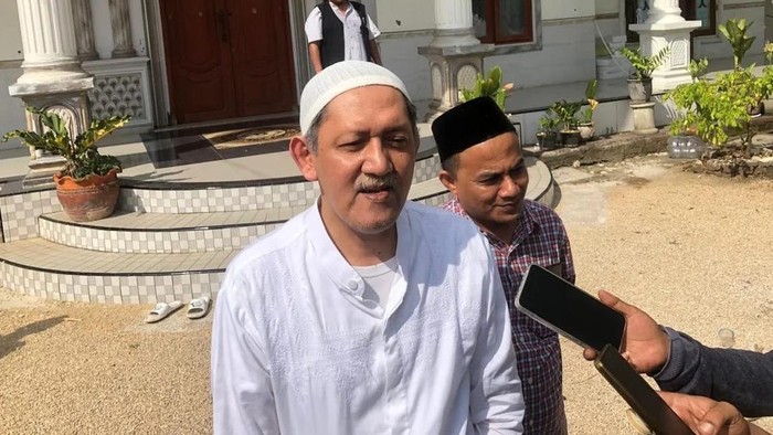 Pengasuh Pondok Pesantren Ibnu Kholil, KH Imam Bukhori atau Ra Imam