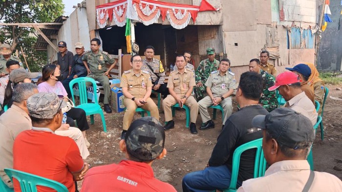 Peninjauan TPS liar di Cilincing oleh polsek dan kecamatan berfokus pada pengelolaan sampah berbasis RDF. (Dok. Istimewa)