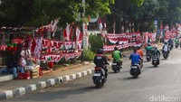 Pernak-pernik HUT RI Jadi Ladang Cuan Pedagang Musiman di Pasar Minggu