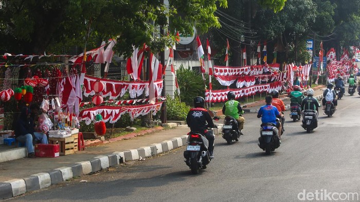 Pernak-pernik HUT RI Jadi Ladang Cuan Pedagang Musiman di Pasar Minggu Pedagang pernak-pernik kemerdekaan menata dagangannya di Jalan Raya Pasar Minggu, Jakarta, Selasa (11/8/2026).