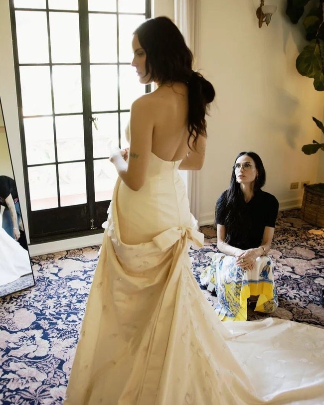 Majalah Vogue merilis momen saat Tallulah Willis melakukan fitting gaun pengantin. Anak bungsu Demi Moore dan Bruce Willis itu tampak ditemani sang ibu saat melakukan fitting di Chateau Marmont. Foto: Dok. Instagram buuski, Vogue, Heather Parry