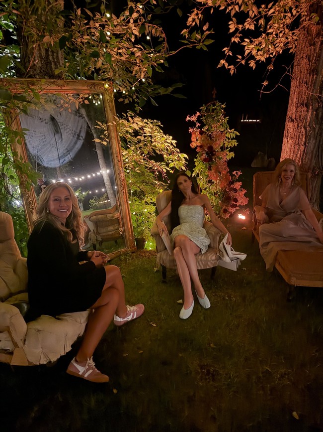 Pada hari pernikahan putrinya, Demi Moore tampil mencuri perhatian. Dalam foto-foto yang diunggah oleh produser film dan TV, Heather Parry. Aktris Charlie’s Angels tersebut duduk bersandar di kursi mengenakan gaun mini putih bertekstur dengan motif putih-perak. Foto: Dok. Instagram buuski, Vogue, Heather Parry
