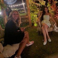 Seperti dikutip dari In Style USA, penampilan Demi Moore di pernikahan Tallulah Willis seolah melanggar tradisi aturan busana yang melarang tamu mengenakan warna putih seperti gaun pengantin.  Foto: Dok. Instagram buuski, Vogue, Heather Parry