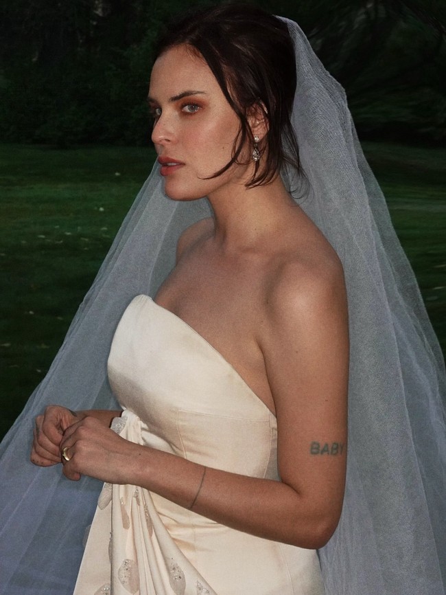 Gaun pengantin Tallulah Willis tersebut dilaporkan membutuhkan waktu pembuatan hingga 712 jam karena pengerjaan sulaman tangan, di mana setiap kelopak organza dipasangi manik-manik dan diaplikasikan ke gaun satu per satu secara manual. Foto: Dok. Instagram buuski, Vogue, Heather Parry