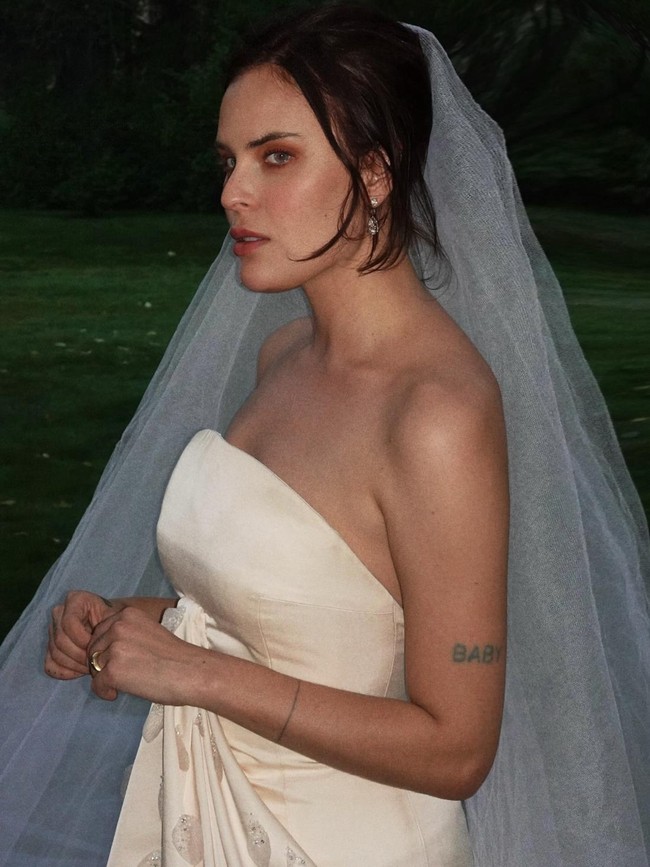 Foto Pernikahan Tallulah Willis, Demi Moore Jadi Sorotan Pakai Gaun Putih