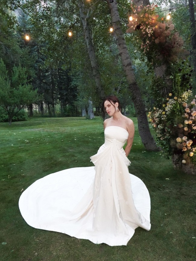 Tallulah Willis tampil dalam balutan gaun Balenciaga di hari pernikahannya. Gaun pengantinnya cantik sekaligus dramatis dengan hiasan organza sulaman tangan dan ekor gaun yang menyapu lantai. Gaun tersebut dibuat khusus oleh direktur kreatif Balenciaga Pierpaolo Piccioli. Foto: Dok. Instagram buuski, Vogue, Heather Parry