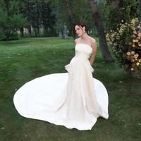 Tallulah Willis tampil dalam balutan gaun Balenciaga di hari pernikahannya. Gaun pengantinnya cantik sekaligus dramatis dengan hiasan organza sulaman tangan dan ekor gaun yang menyapu lantai. Gaun tersebut dibuat khusus oleh direktur kreatif Balenciaga Pierpaolo Piccioli. Foto: Dok. Instagram buuski, Vogue, Heather Parry