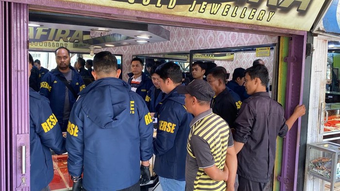 Polda Riau menggeledah toko emas di Kampar yang diduga menjual hasil PETI. Ratusan gram emas disita, Selasa (11/8/2026).