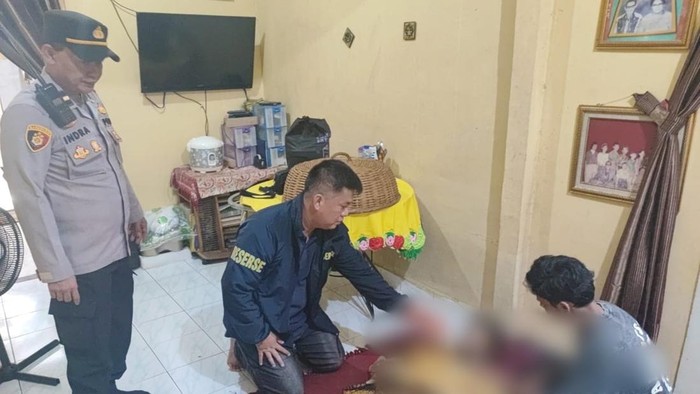 Polisi saat melakukan identifikasi terhadap jenazah mahasiswa yang ditemukan tewas gantung diri di rumahnya