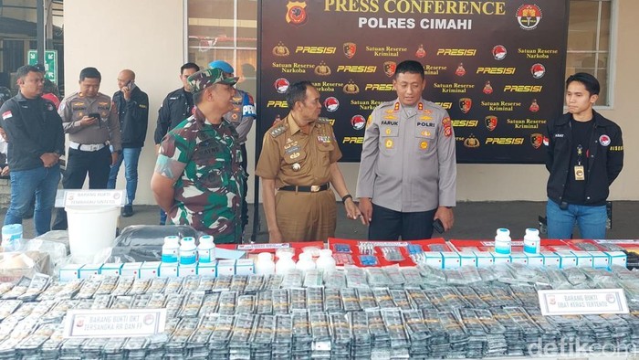 Polisi sita ratusan ribu butir obat keras di Cimahi