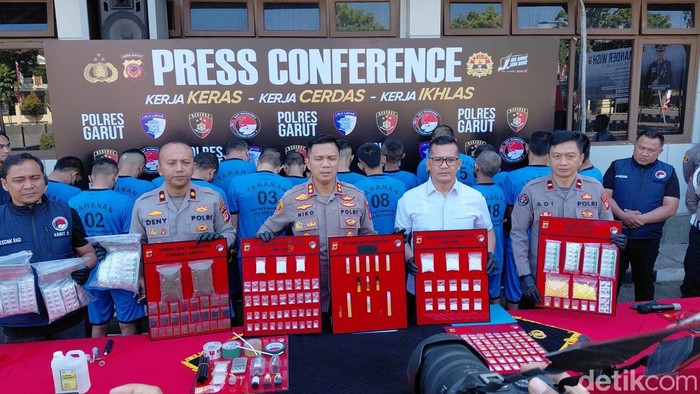 Polres Garut memamerkan liquid zombie yang diproduksi K (29)